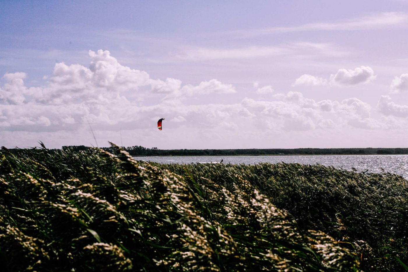 Kitesurfer allein auf dem Wasser