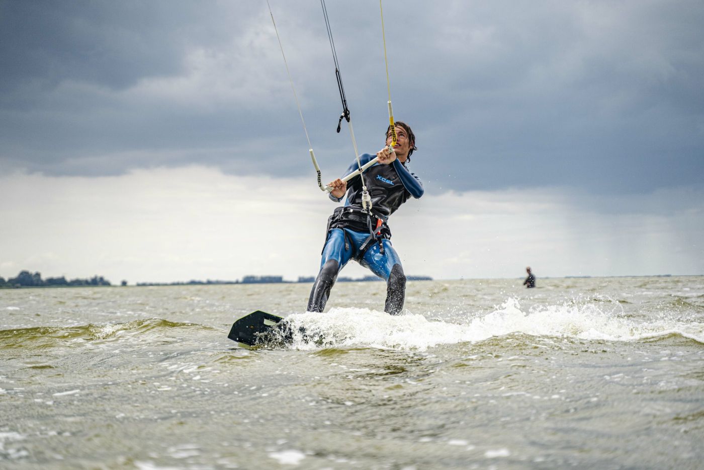 Kiteanfänger beim Wasserstart